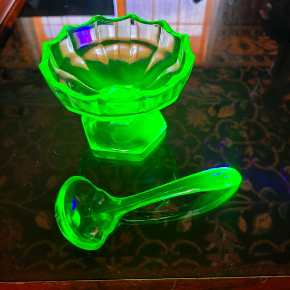 Depression glass bowl with small ladle